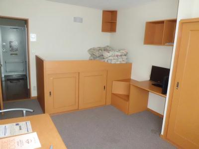 居室・リビング　短期契約の場合のみ、布団が付きます。