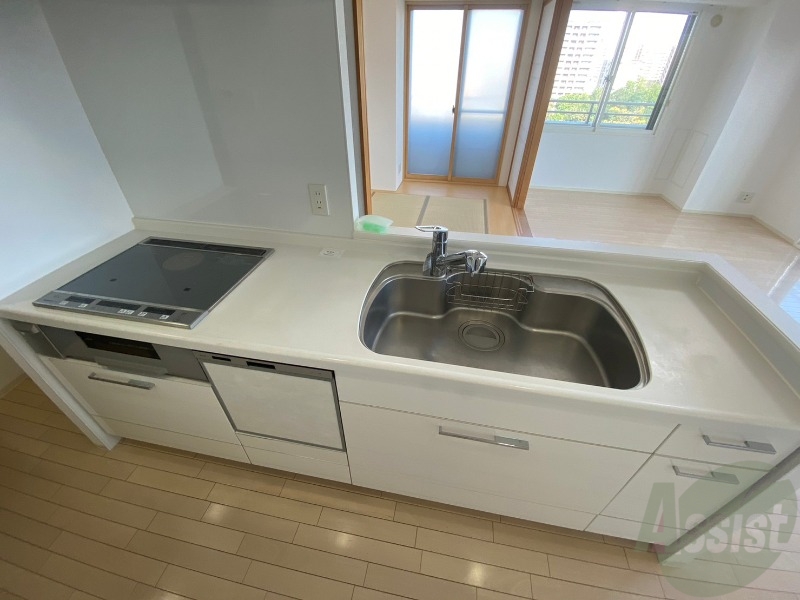 キッチン　洗い場が大きくて洗い物もしやすそうです。