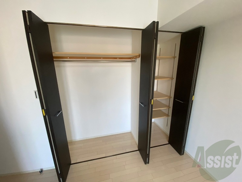 収納　こちらの収納にはハンガーをかけて服もしまえますね。