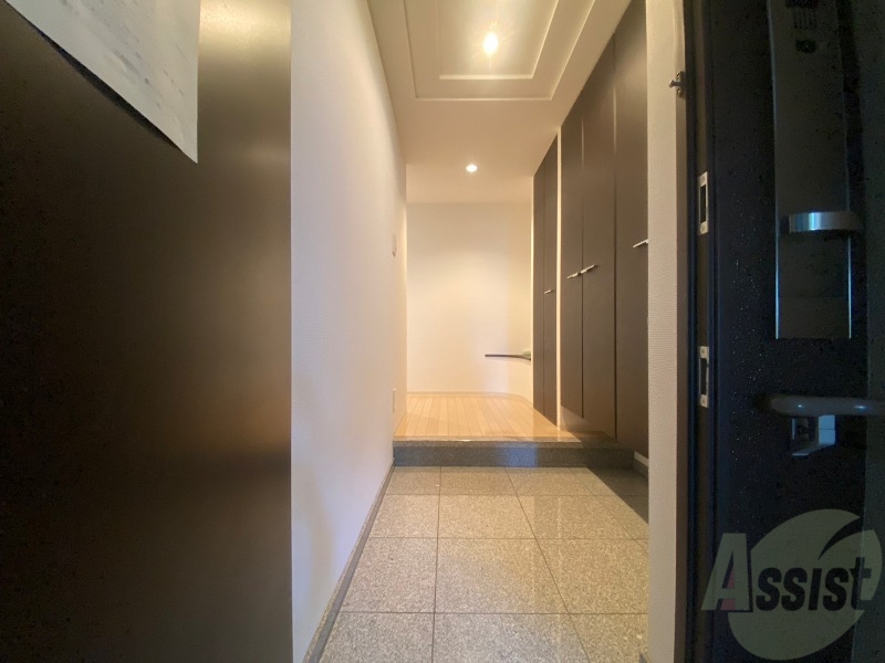 玄関　玄関です。ご覧の通り広々としていますね。