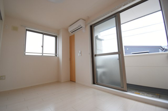 居室・リビング　こちらのリビングで趣味の時間をお楽しみください♪