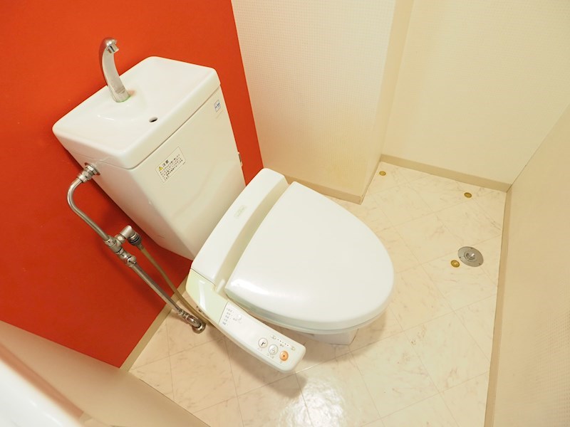 トイレ　温水洗浄便座。