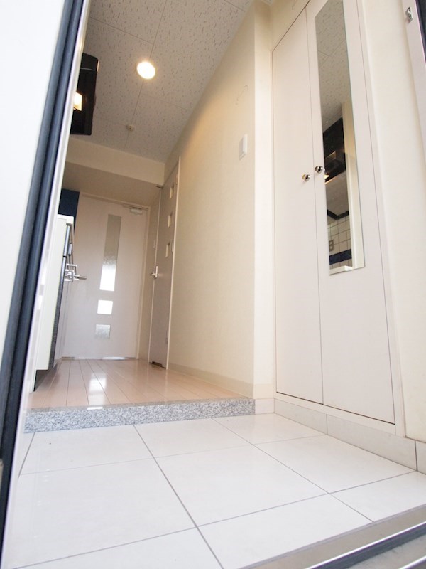 玄関　玄関。姿見付きのシューズボックスがあります！