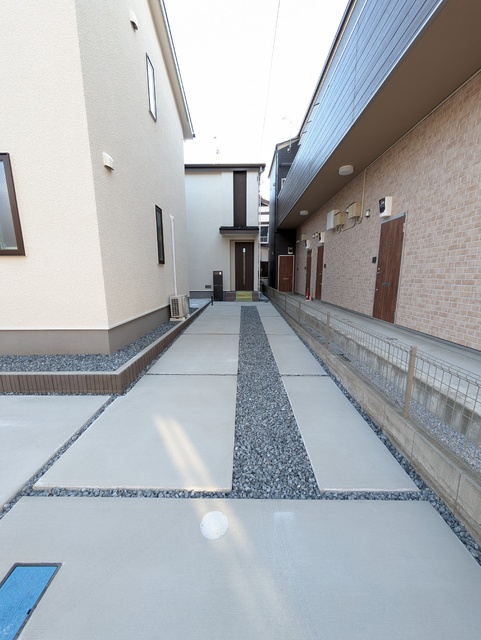 駐車場　縦列駐車で２台まで駐車可能（サイズ車種により）