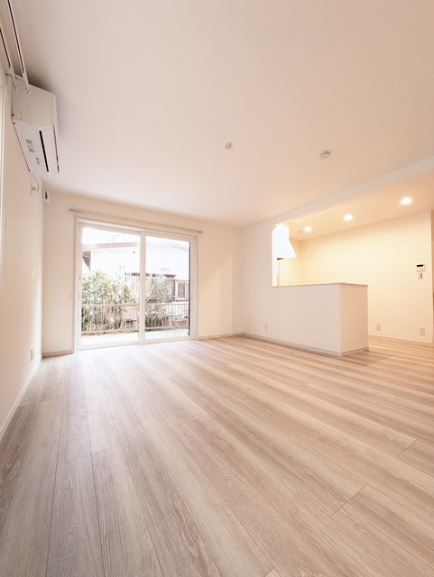 居室・リビング　暖かい雰囲気のリビングルーム