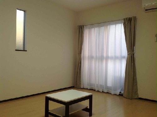 居室・リビング　角部屋は小窓が付いております。