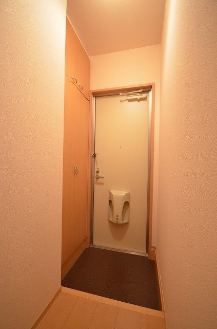 玄関　同物件別号室です。