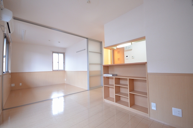 居室・リビング　同物件別号室です。