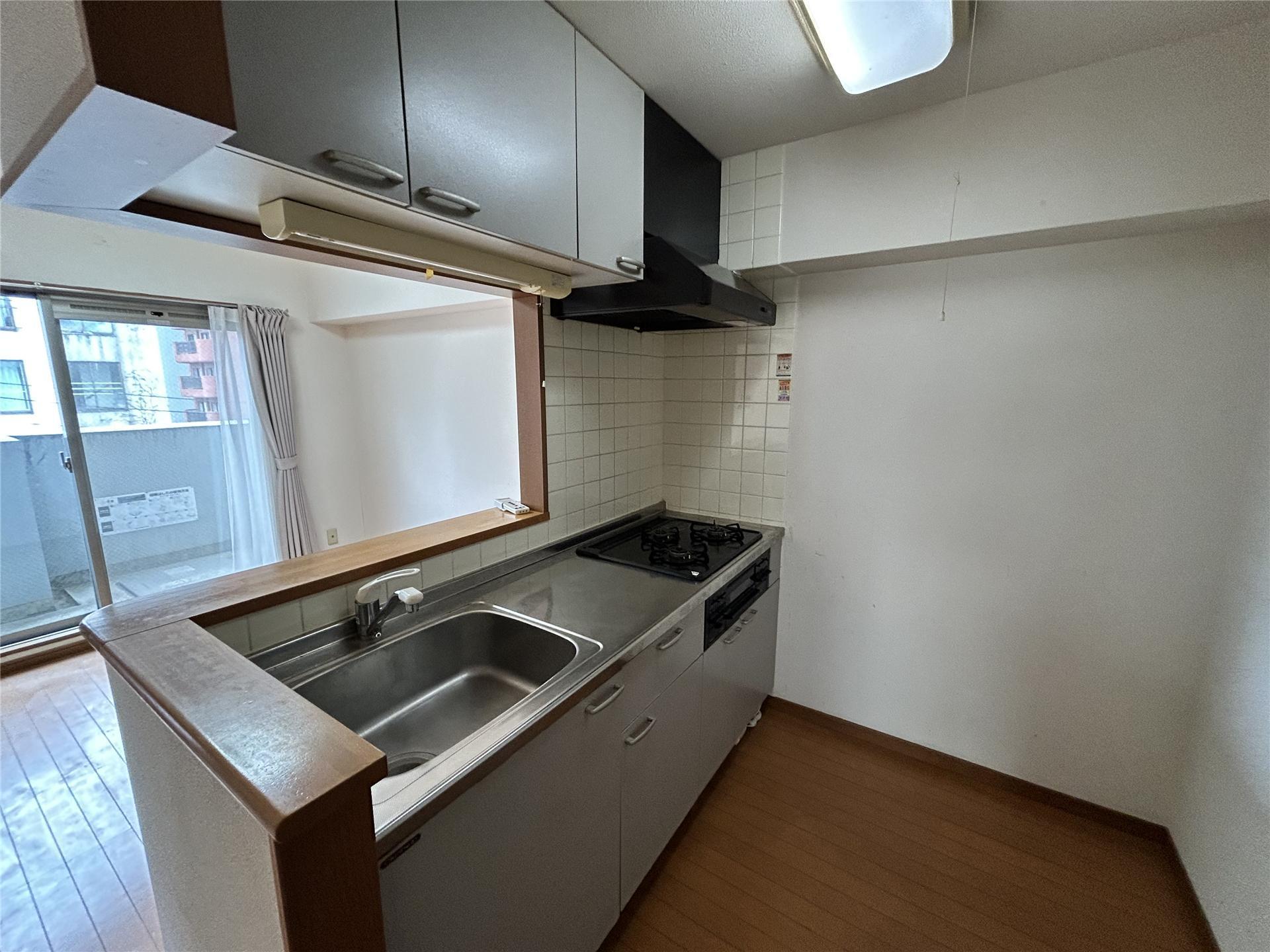 キッチン　3口コンロ付きのシステムキッチンです