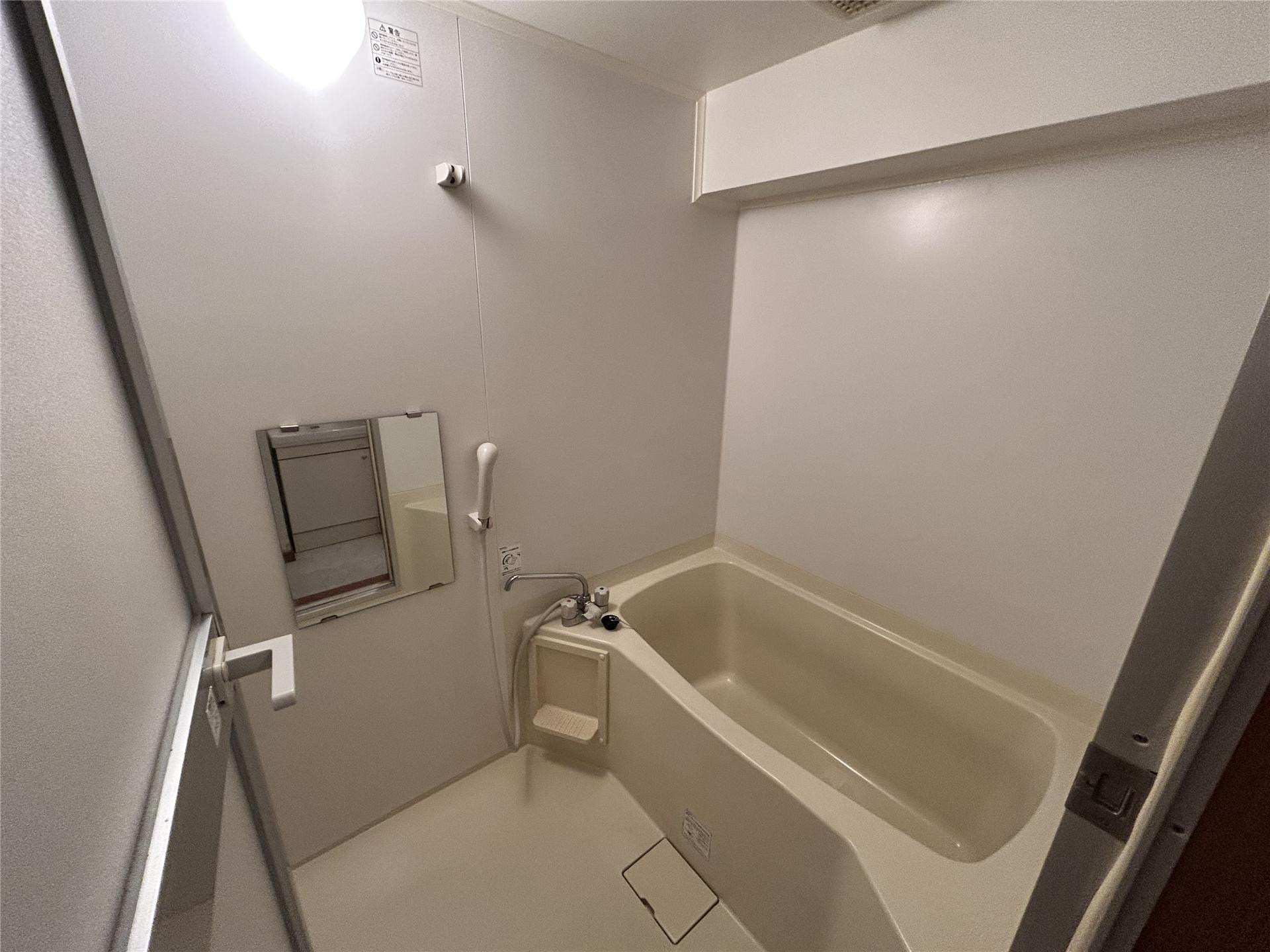 バス・シャワールーム　鏡付きのお風呂です