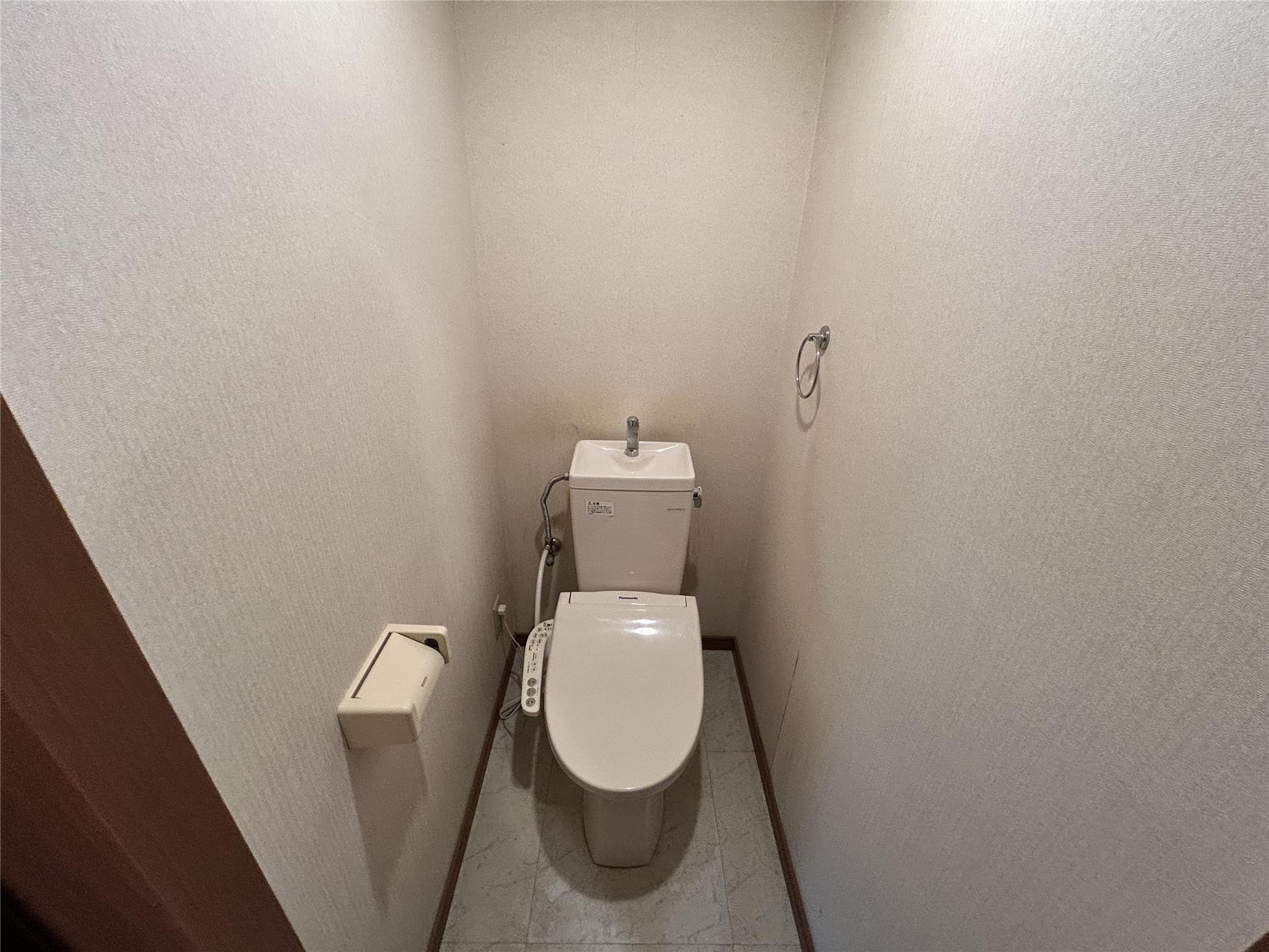 トイレ　温水洗浄便座付きのトイレです