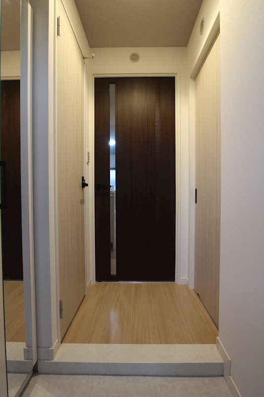 玄関　※別号室の写真です。