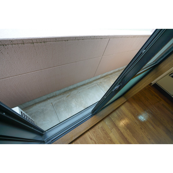 バルコニー　同じ建物の別のお部屋