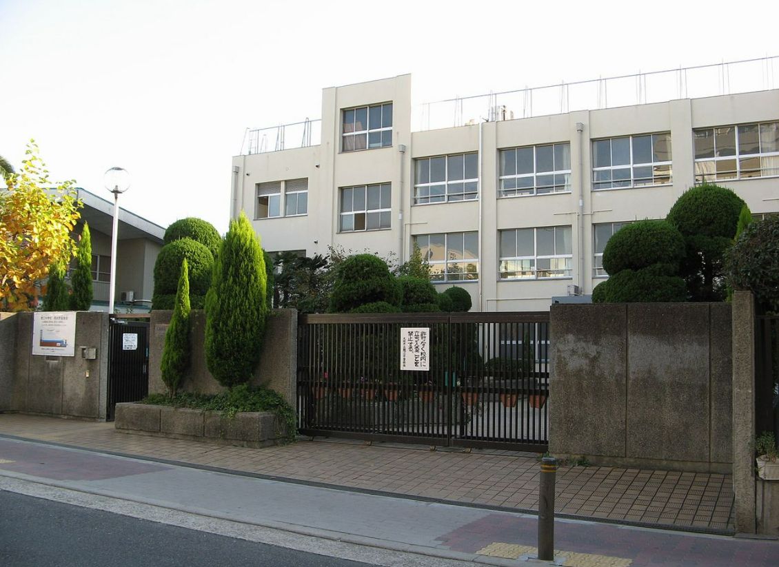 中学校　鯰江中学校（中学校）まで823m