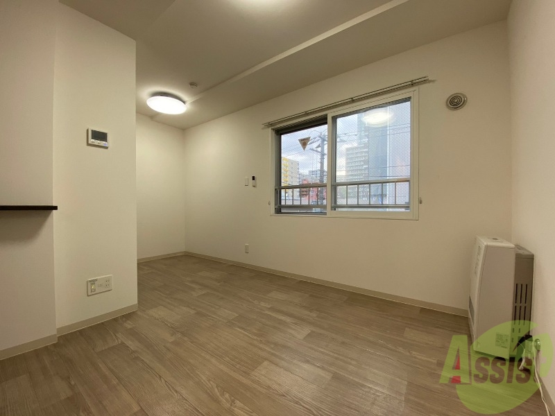 居室・リビング　リビングです。木目のフローリングが落ち着きますね。