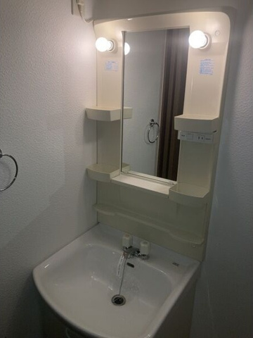 洗面設備　※写真は同じマンションの違う部屋のものになります。