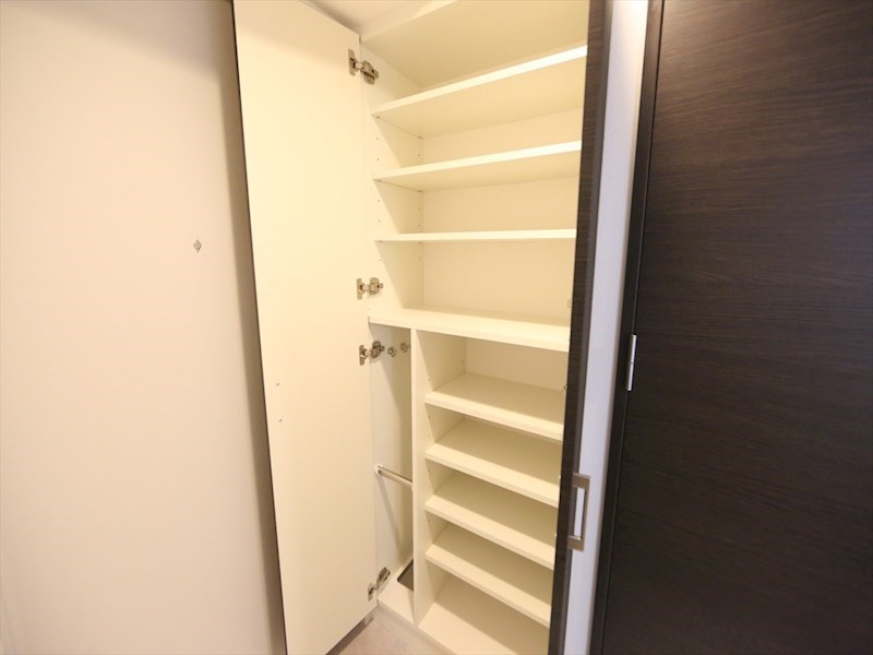 玄関　玄関　シューズボックス付（収納充実してます）