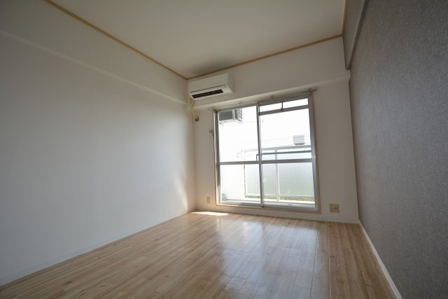 居室・リビング　エアコン付きで快適に過ごせます♪