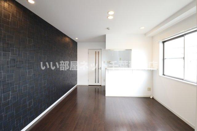 居室・リビング　落ち着いた色のアクセントクロスがおしゃれ♪