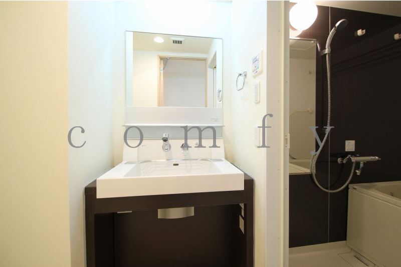 洗面設備　清潔感のあるパウダールーム