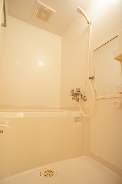 バス・シャワールーム　清潔感のある浴室で、１日の疲れを癒しリラックスできます。