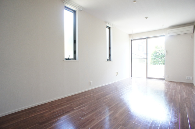 居室・リビング　南向きの明るい２面採光！風通しももちろん良好です♪