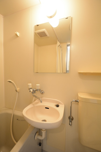 洗面設備　綺麗な洗面台です