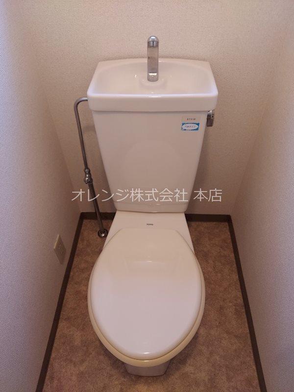 トイレ　別部屋の参考写真となります。