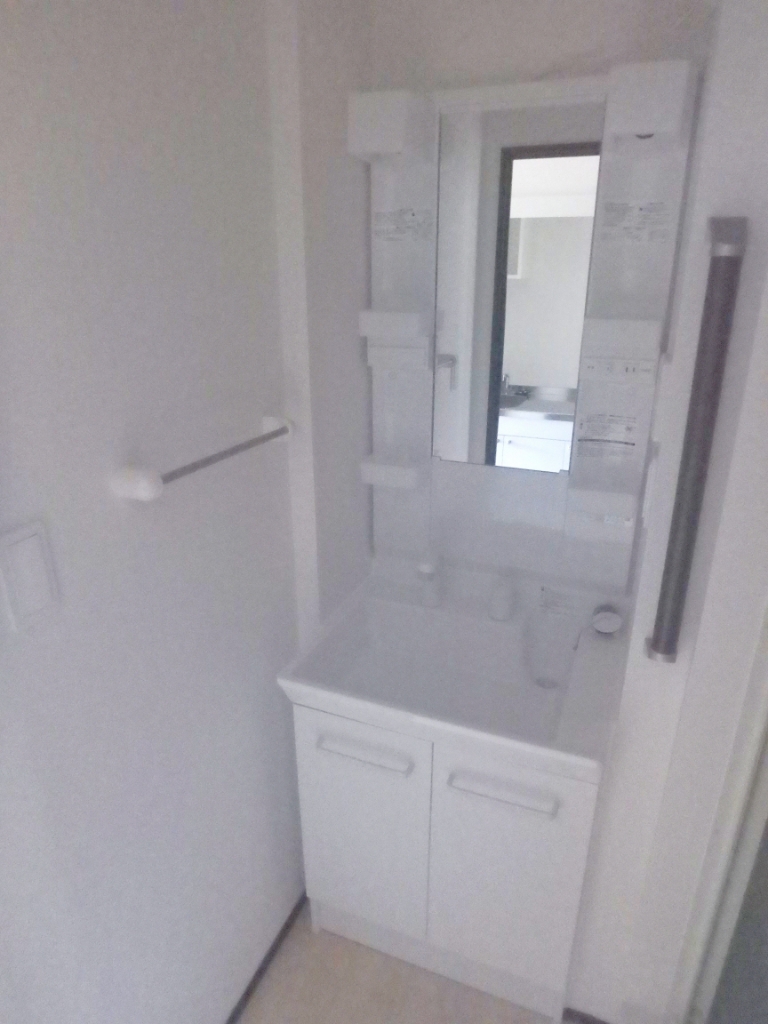 洗面設備　シャワー付き独立洗面台も設置されています♪