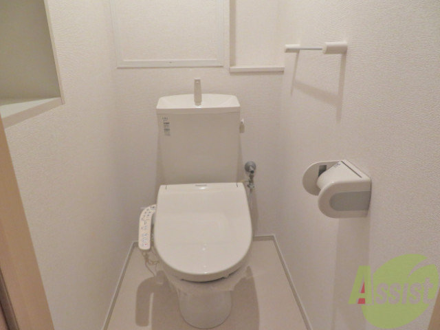 トイレ　綺麗なトイレには嬉しいウォシュレット機能が付いていますよ。