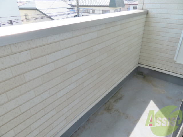 バルコニー　バルコニーはゆったりとした広さで洗濯物もはかどりますね。