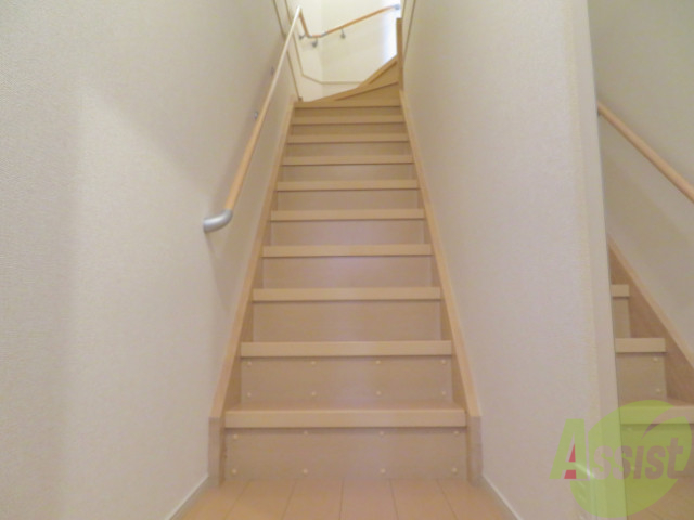 玄関　玄関からの様子です。階段には便利な手すりが付いています。