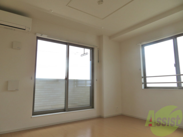 居室・リビング　窓から陽が差し込んでいて明るい印象のリビングです。