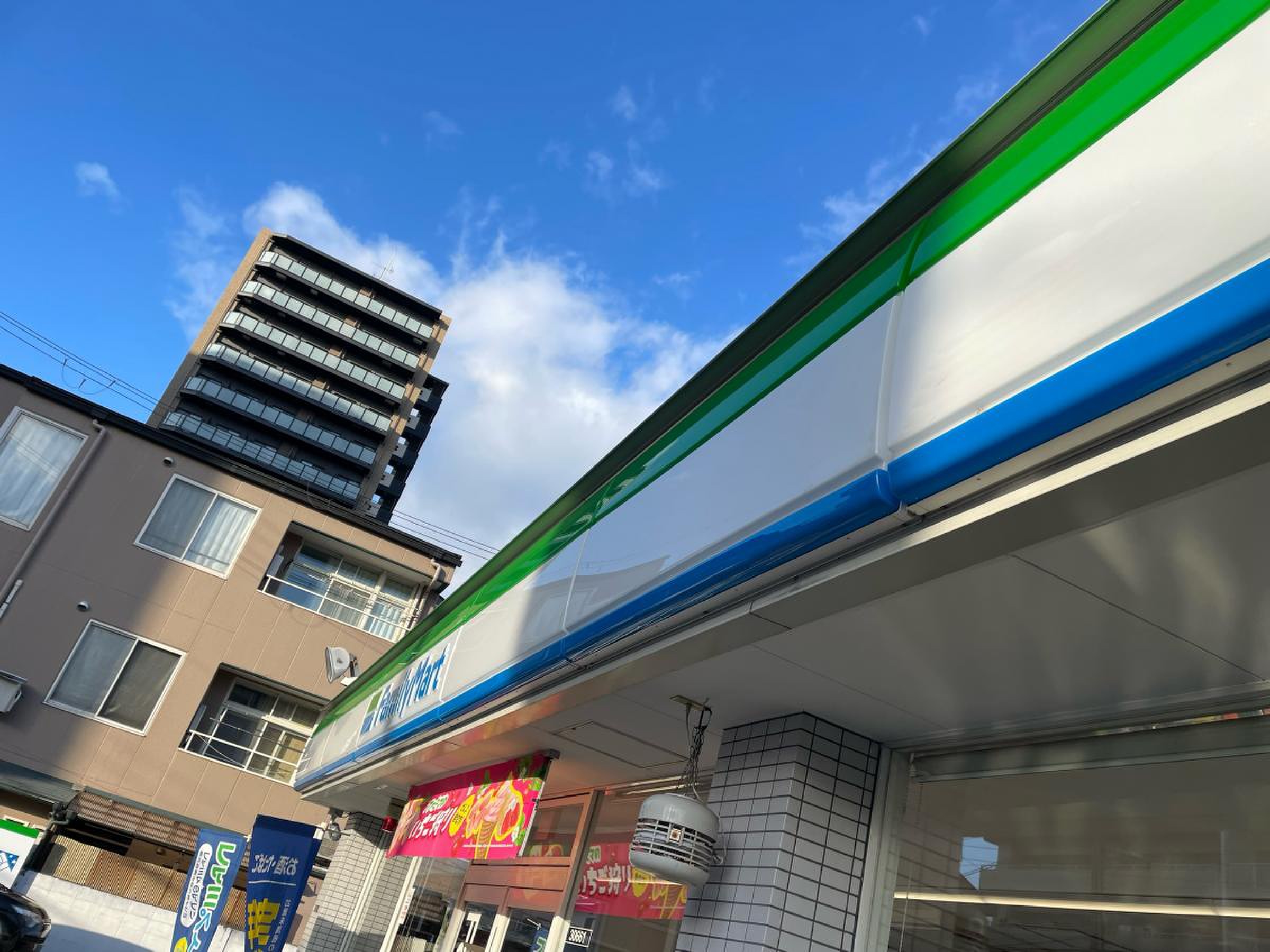 コンビニ　ファミリーマート鶴見諸口一丁目店（コンビニ）まで686m