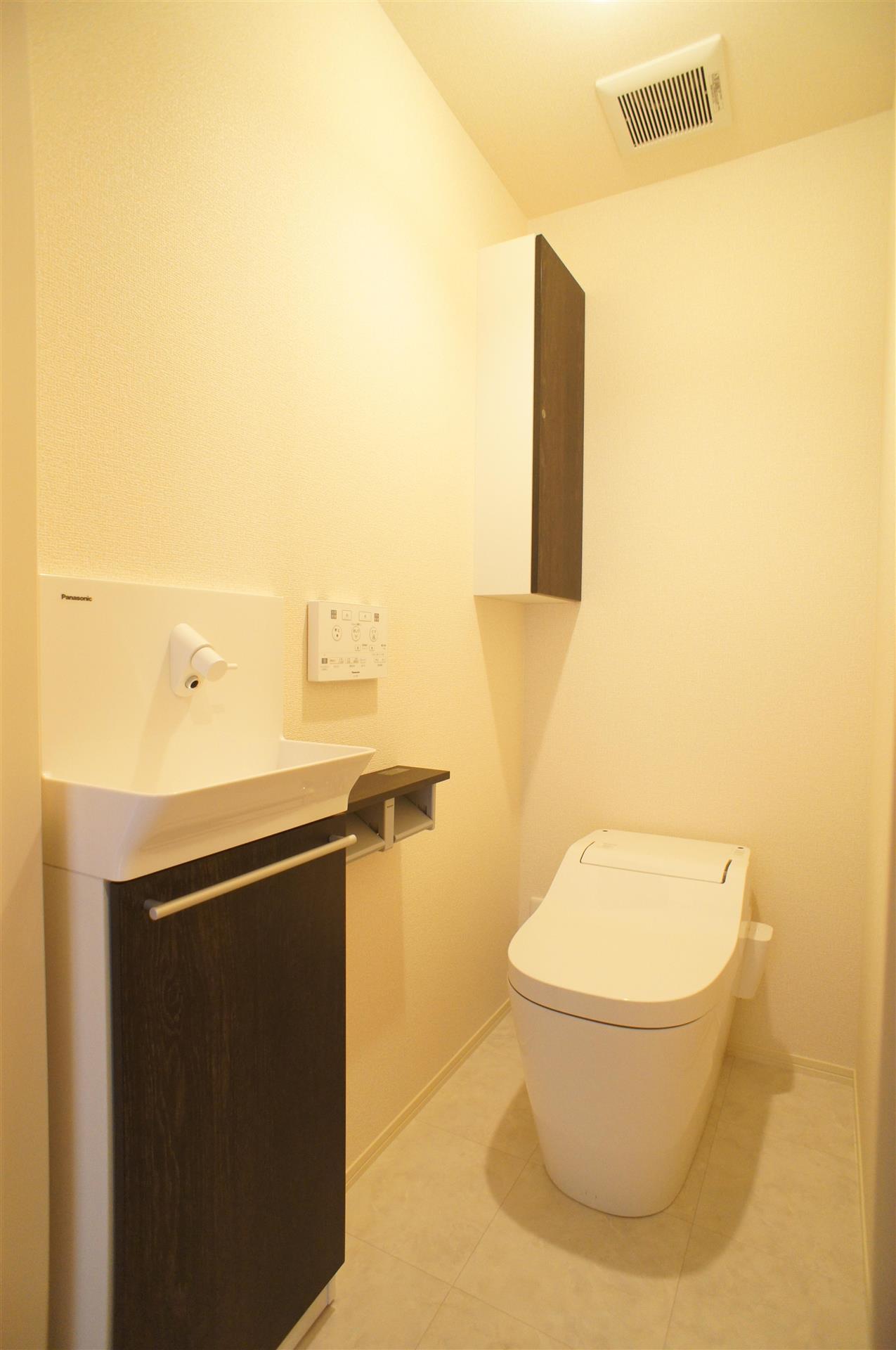 トイレ　温水洗浄暖房便座付トイレ