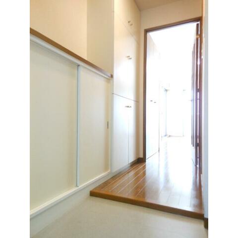 玄関　収納豊富なシューズボックスです♪