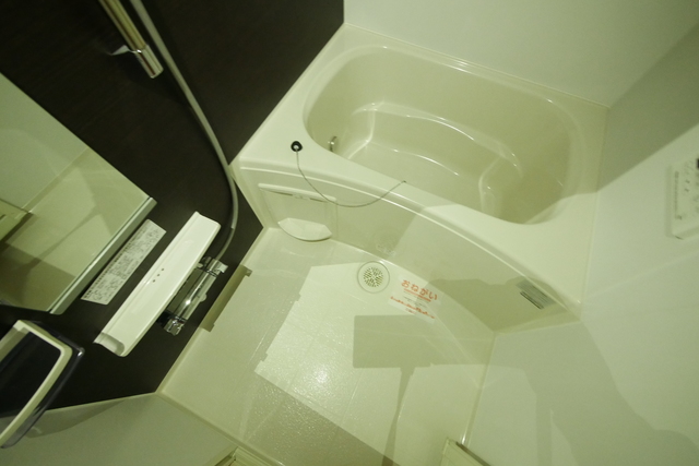 バス・シャワールーム　★鏡付の清潔感のあるバスルームです★