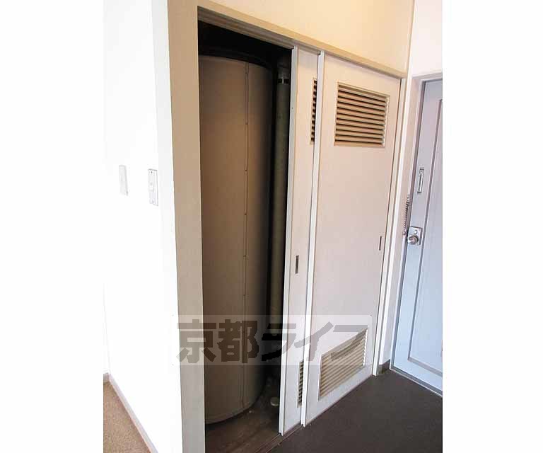 その他設備　玄関横に設備有り。