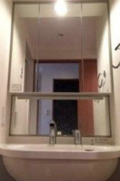 洗面設備　明るい洗面所です