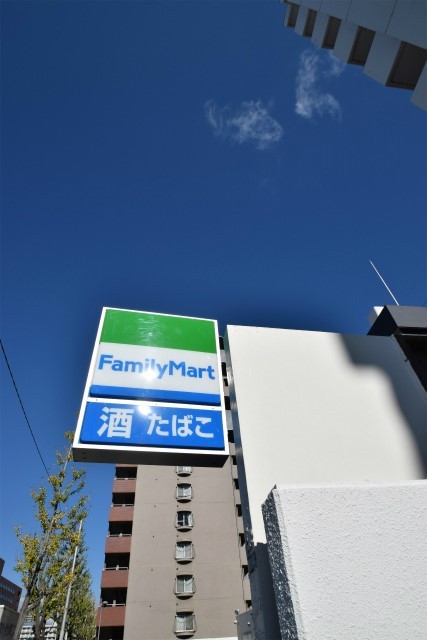 コンビニ　ファミリーマート豊津駅前店（コンビニ）まで242m