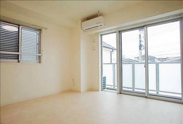 居室・リビング　窓が多く、換気良好な洋室です