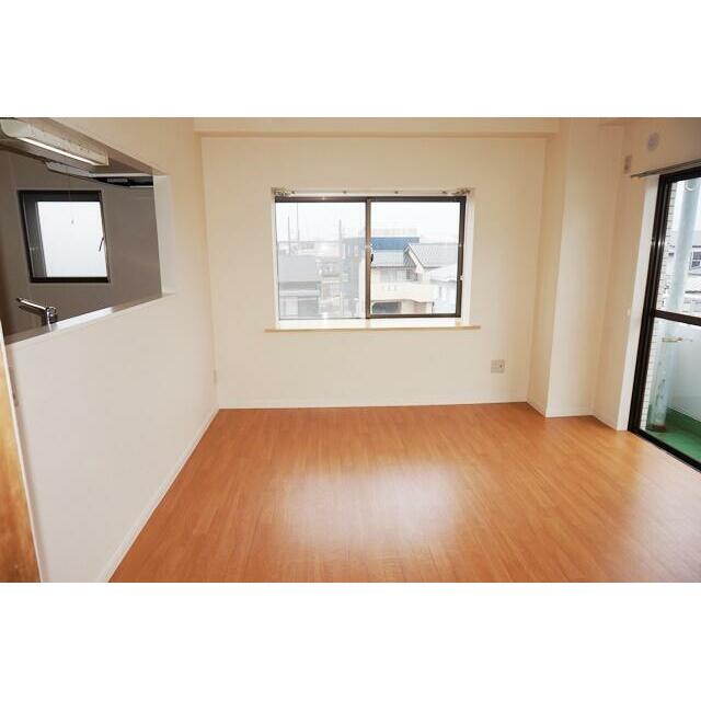 居室・リビング　ＬＤＫは１２帖・角部屋のお部屋は一日中明るい※退去前のため、