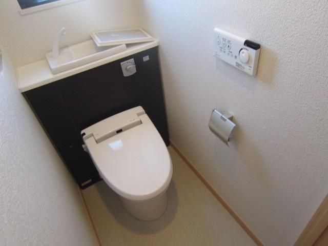 トイレ　★タンクレストイレでスタイリッシュですね。★