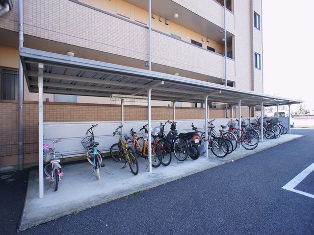 その他共有部分　屋根付きの駐輪場があります♪