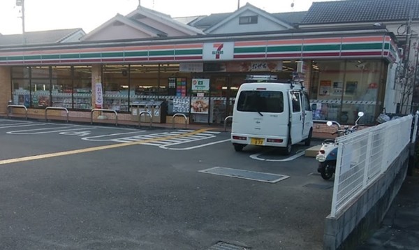 コンビニ　セブンイレブン四條畷塚脇町店（コンビニ）まで675m