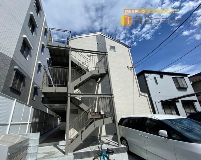 建物外観　ツートンカラーでオシャレさが際立ちます。