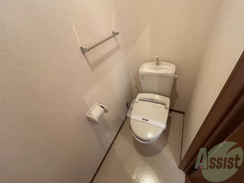 トイレ　こちらはトイレになります。ウォシュレット機能付です。
