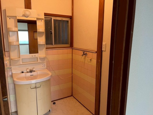 洗面設備　洗面台です！室内に洗濯機も置けます！
