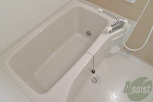 バス・シャワールーム　お風呂には追焚機能がついているので便利ですね。