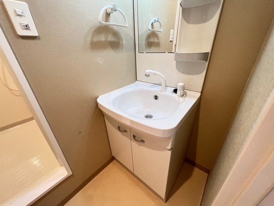 洗面設備　※別の部屋の写真です
